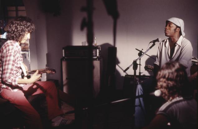 Milton Nascimento com Toninho Horta (`a esquerda) e Lô Borges (de costas), em São Paulo, anos 70.