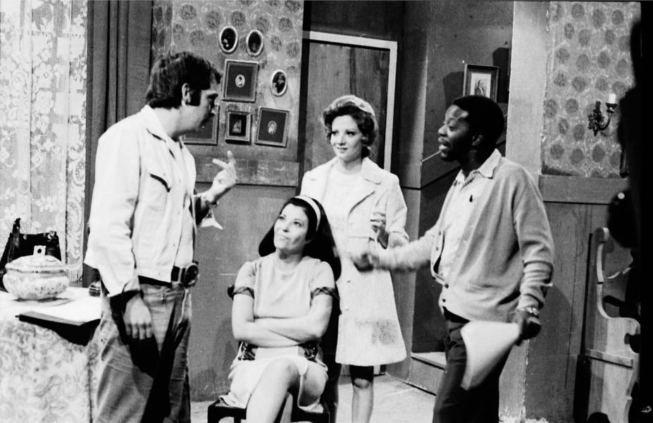 Cl‡áudio Marzo, Gl—ória Menezes, Ana Ariel e Milton Gonçalves na novela "Irmã‹os Coragem", da Rede Globo, 1970.