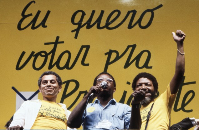 Paulinho da Viola, Milton Gonçalves e Martinho da Vila no comício pelas Diretas Já, na Praça da Sé, em 1984.