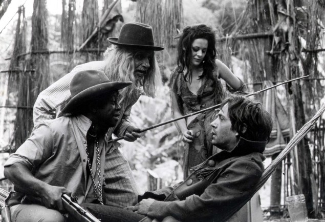 Paulo JoséŽ, Milton Gonçalves, numa cena do filme "Macunaíma", de 1969.
