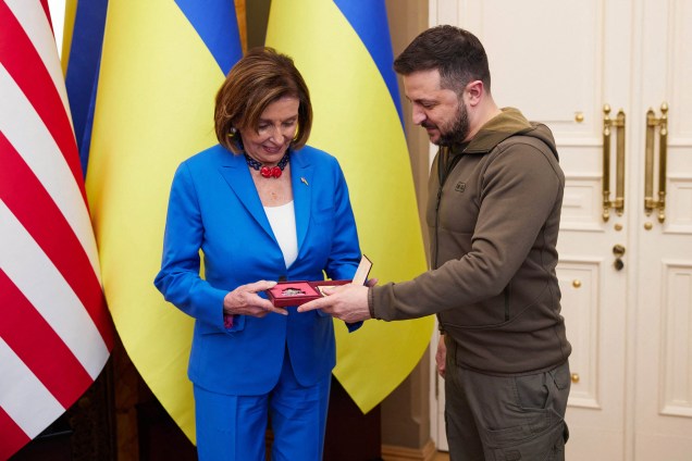 Em 1º de maio de 2022 mostra o presidente da Ucrânia Volodymyr Zelensky recebendo a presidente da Câmara do Congresso dos Estados Unidos, Nancy Pelosi, durante sua reunião em Kiev.