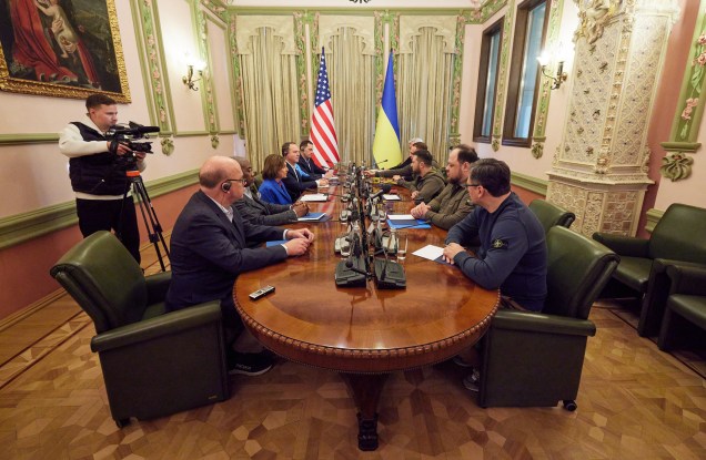 Foto divulgada pelo Serviço de Imprensa Presidencial da Ucrânia em 1º de maio de 2022 mostra o presidente da Ucrânia Volodymyr Zelensky recebendo a presidente da Câmara do Congresso dos Estados Unidos, Nancy Pelosi, durante sua reunião em Kiev.