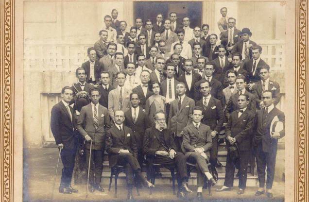 Foto da turma de formandos da Universidade Federal da Bahia, da qual Nise da Silveira fez parte, 1926. Foto da turma de formandos da Universidade Federal da Bahia, da qual Nise da Silveira fez parte, 1926.
