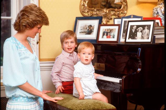 Princesa Diana, com seus filhos, William e Herry, em 1985.