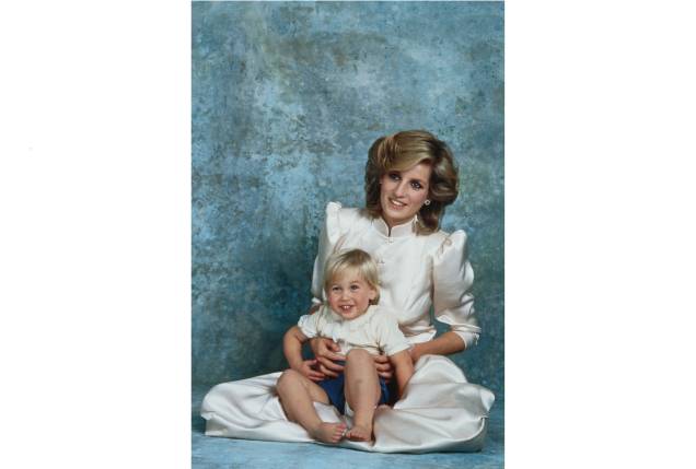 Princesa Diana com seu filho, Príncipe William, em 1984.