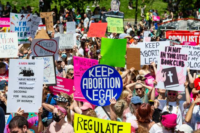 Ativistas pedem acesso seguro e legal ao aborto, em Boston, Massachusetts, EUA, em 14 de maio de 2022.