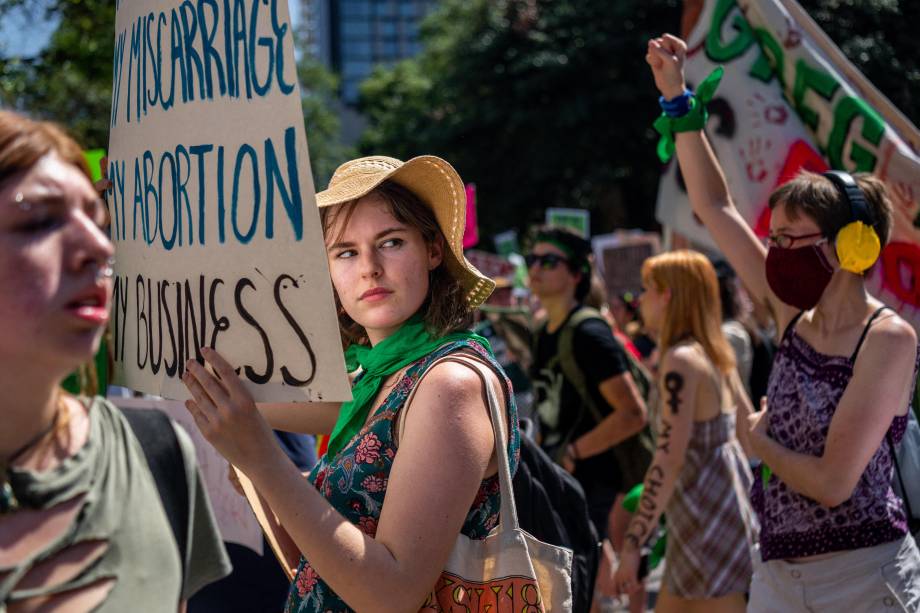 Ativistas e apoiadores dos direitos do aborto marcham do lado de fora do Centro de Convenções de Austin, onde a American Freedom Tour com o ex-presidente Donald Trump está sendo realizada em 14 de maio de 2022 em Austin, Texas.