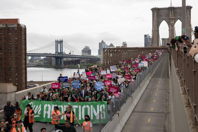 Manifestantes marcham na ponte do Brooklyn durante a manifestação pelos direitos ao aborto em reação ao vazamento do projeto de decisão do aborto da Suprema Corte dos EUA em 14 de maio de 2022 no Brooklyn, Nova York.