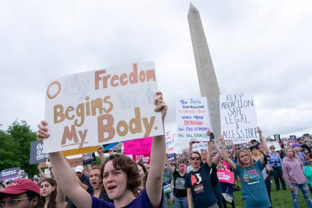 Manifestação de ativistas pelos direitos ao aborto no Monumento `a Washington antes de marchar para a Suprema Corte dos EUA em Washington, DC, 14 de maio de 2022.