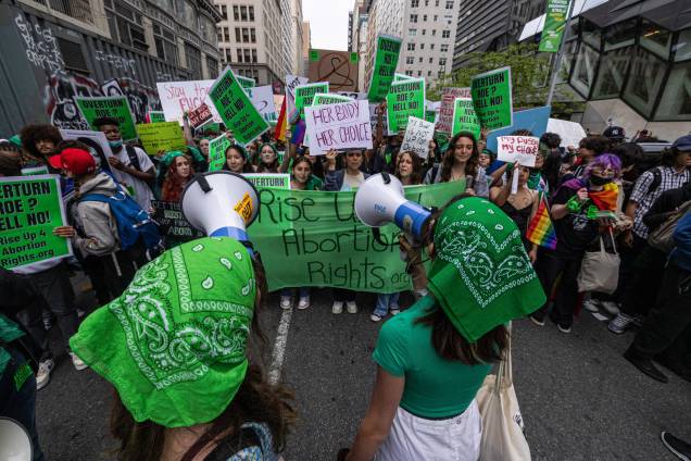 Ativistas marcham em protestos, que garante o direito e acesso seguro ao aborto, em Nova York, EUA, em 19 de maio de 2022.