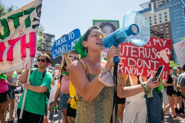 Ativistas e apoiadores dos direitos ao aborto, marcham do lado de fora do Centro de Convenções de Austin, onde a American Freedom Tour com o ex-presidente Donald Trump está sendo realizada em 14 de maio de 2022 em Austin, Texas.