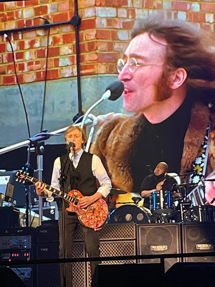 Paul McCartney faz dueto com John Lennon em show em Seattle, nos Estados Unidos (02/05/2022) -