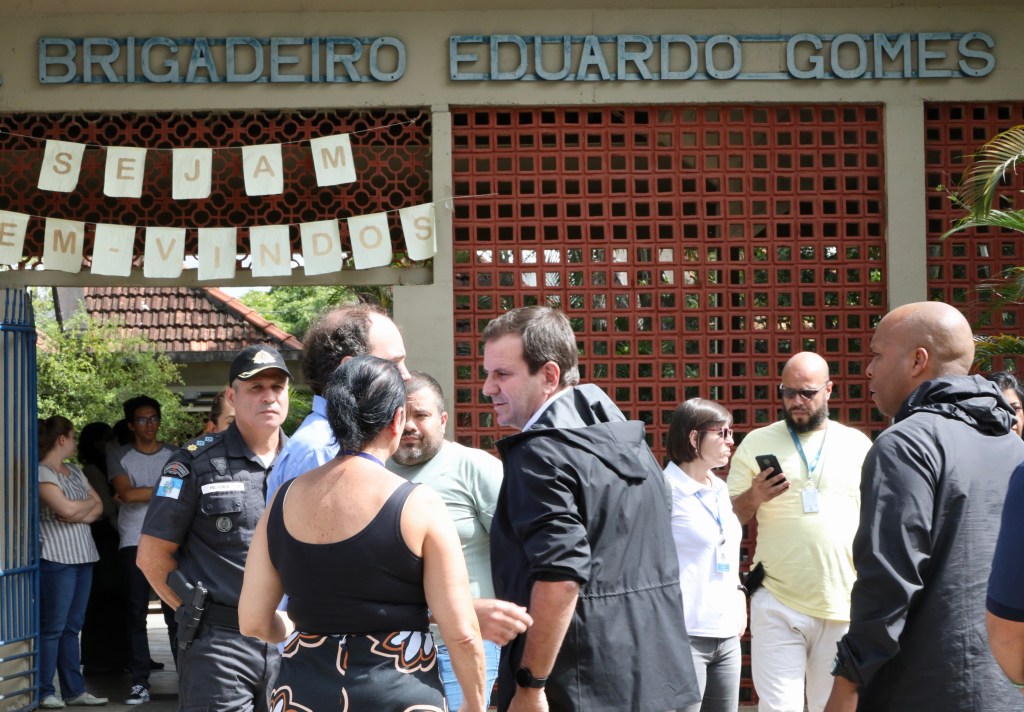O prefeito do Rio, Eduardo Paes, vai à escola onde aluno esfaqueou colegas //