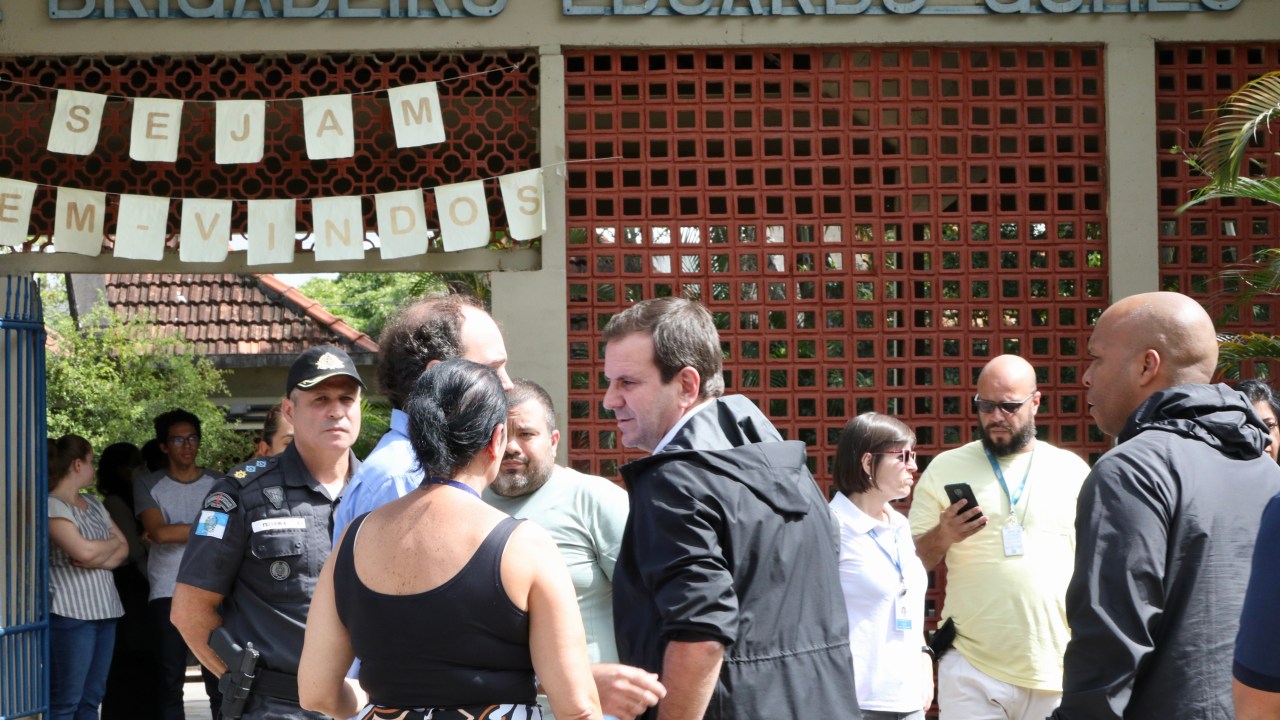 O prefeito do Rio, Eduardo Paes, vai à escola onde aluno esfaqueou colegas //