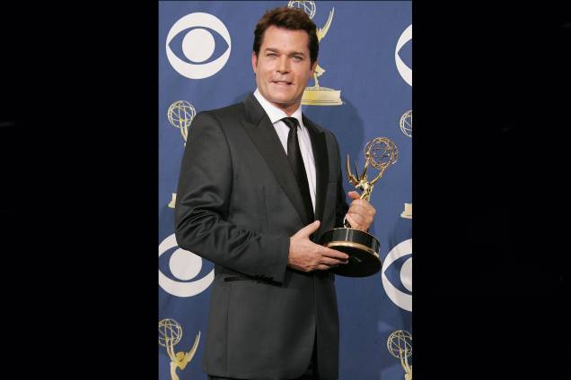 Ray Liotta, ator americano, conquista o Emmy, no 57º Emmy Awards, em Los Angeles, Califórnia, 2005. Ray Liotta, ator americano, conquista o Emmy, no 57º Emmy Awards, em Los Angeles, Califórnia, 2005.