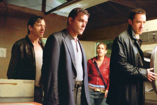 John Hawkes, Ray Liotta, Amanda Peet e John Cusack no filme "Identidade", de James Mangold, 2003.