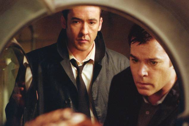 John Cusack e Ray Liotta no filme "Identidade", de James Mangold, 2003. John Cusack e Ray Liotta no filme "Identidade", de James Mangold, 2003.