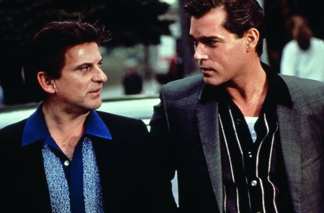 Joe Pesci  e Ray Liotta em cena no filme "Os Bons Companheiros", de Martin Scorsese, de 1990.