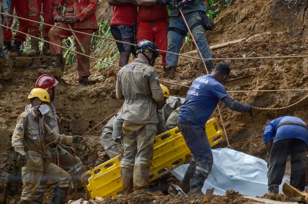 BRA50. RECIFE (BRASIL), 28/05/2022.- Bomberos trabajan en el área de un deslizamiento de tierra provocado por fuertes lluvias hoy, en el barrio Córrego do Jenipapo de la ciudad de Recife (Brasil). Al menos 28 personas murieron este sábado en el estado de Pernambuco, en el nordeste de Brasil, debido a las fuertes lluvias que afectan a la región, por lo que el número total de víctimas desde el comienzo de la semana subió a 33, informaron fuentes oficiales. EFE/GENIVAL PAPARAZZI