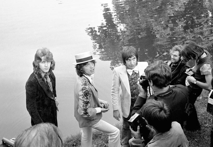 O guitarrista Mick Taylor, Mick Jagger e o baterista Charlie Watts, durante uma coletiva de imprensa no Bois de Boulogne em Paris, França. em 1971. Os Rolling Stones mudaram-se para o sul da França para escaparem dos onerosos impostos britânicos. Gerou o álbum mais seminal da banda, “Exile on Main St”. O título é uma referência à sua sonegação de impostos. O guitarrista Mick Taylor, Mick Jagger e o baterista Charlie Watts, durante uma coletiva de imprensa no Bois de Boulogne em Paris, França. em 1971. Os Rolling Stones mudaram-se para o sul da França para escaparem dos onerosos impostos britânicos. Gerou o álbum mais seminal da banda, “Exile on Main St”. O título é uma referência à sua sonegação de impostos.