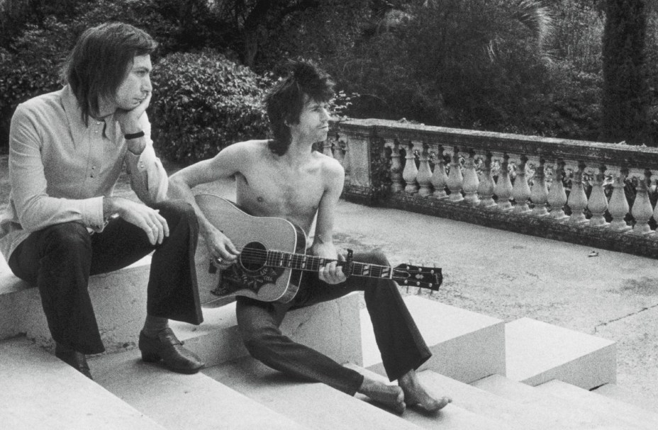 Charlie Watts e Keith Richards no terraço da Ville Nellcote em Villefranche Sur Mer, no sul da França, durante gravações do disco "Exile On Main St." dos Rolling Stones, de 1971.