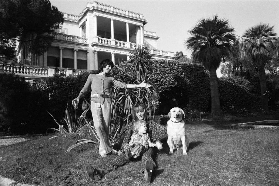 Keith Richards, esposa Anita e o filho Marlon na Ville Nellcote em Villefranche Sur Mer, no sul da França, durante gravações do disco "Exile On Main St." dos Rolling Stones, de 1971.