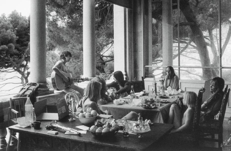 Tommy Weber, Gram Parsons, Gretchen Burell, Anita Pallenberg, Jake Weber, Keith Richards, durante o café da manhã, no terraço da Ville Nellcote em Villefranche Sur Mer, no sul da França, durante gravações do disco "Exile On Main St." dos Rolling Stones, de 1971. Tommy Weber, Gram Parsons, Gretchen Burell, Anita Pallenberg, Jake Weber, Keith Richards, durante o café da manhã, no terraço da Ville Nellcote em Villefranche Sur Mer, no sul da França, durante gravações do disco "Exile On Main St." dos Rolling Stones, de 1971.