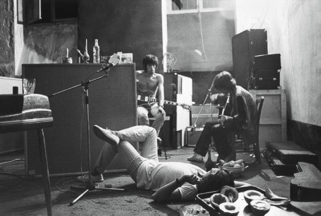 Jimmy Miller, deitado no chão, Keith Richards `a esquerda e Mick Jagger na Ville Nellcote em Villefranche Sur Mer, no sul da França, durante gravações do disco "Exile On Main St." dor Rolling Stones, de 1971.