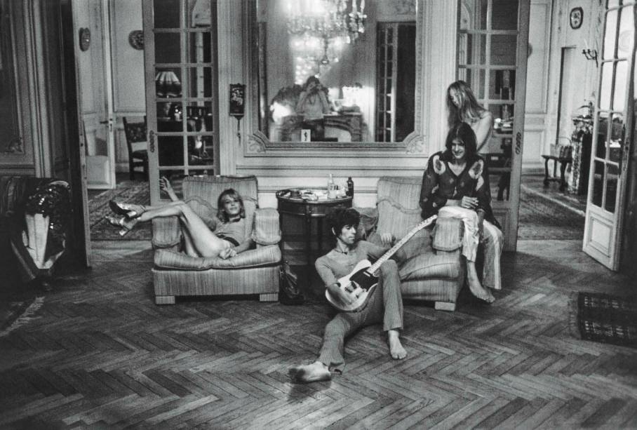 Da esquerda para a direita: Anita Pallenberg, Keith Richards, Gram Parsons e sua acompanhante Gretchen Burrell, na sala da casa de Ville Nellcote em Villefranche Sur Mer, no sul da França, durante gravações do disco "Exile On Main St." dos Rolling Stones, de 1971. Da esquerda para a direita: Anita Pallenberg, Keith Richards, Gram Parsons e sua acompanhante Gretchen Burrell, na sala da casa de Ville Nellcote em Villefranche Sur Mer, no sul da França, durante gravações do disco "Exile On Main St." dos Rolling Stones, de 1971.