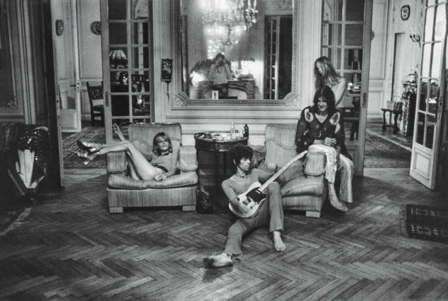 Da esquerda para a direita: Anita Pallenberg, Keith Richards, Gram Parsons e sua acompanhante Gretchen Burrell, na sala da casa de Ville Nellcote em Villefranche Sur Mer, no sul da França, durante gravações do disco "Exile On Main St." dos Rolling Stones, de 1971.