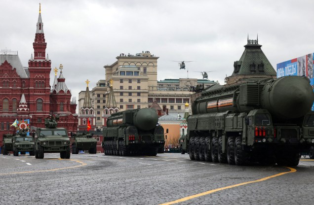 Sistemas de mísseis balísticos intercontinentais russos Yars RS-24, se movem pela Praça Vermelha, durante o ensaio para o desfile militar do Dia da Vitória em Moscou. A Rússia comemorará o 77º aniversário da vitória de 1945 sobre a Alemanha nazista em 9 de maio.