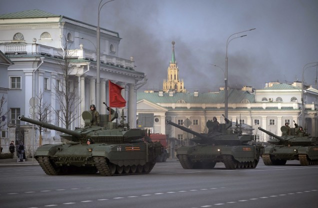 Veículos militares percorrem o Garden Ring em direção à Praça Vermelha para um ensaio do desfile militar do Dia da Vitória, vista ao fundo o centro de Moscou, em 28 de abril de 2022.  A Rússia comemorará o 77º aniversário da vitória de 1945 sobre a Alemanha nazista em 9 de maio.