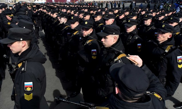 Militares russos participam de um ensaio para o desfile militar do Dia da Vitória na Praça Dvortsovaya, em São Petersburgo, em 28 de abril de 2022. - A Rússia comemorará o 77º aniversário da vitória de 1945 sobre a Alemanha nazista em 9 de maio.