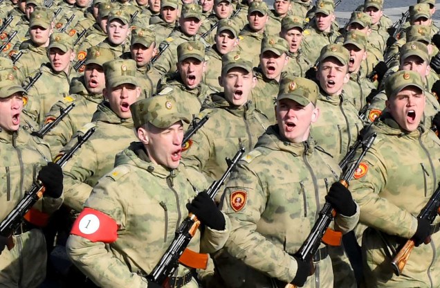 Cadetes militares russos participam de um ensaio para o desfile militar do Dia da Vitória na Praça Dvortsovaya, em São Petersburgo, em 28 de abril de 2022. A Rússia comemorará o 77º aniversário da vitória de 1945 sobre a Alemanha nazista em 9 de maio.