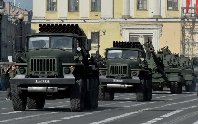 Veículos militares russos perfilados na Praça Dvortsovaya durante um ensaio para o desfile militar do Dia da Vitória em São Petersburgo em 28 de abril de 2022. A Rússia comemorará o 77º aniversário da vitória de 1945 sobre a Alemanha nazista em 9 de maio.