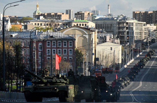 Um tanque russo T-90M (`a frente) e outros veículos militares percorrem o anel viário Garden Ring em direção à Praça Vermelha para um ensaio do desfile militar do Dia da Vitória, no centro de Moscou, em 4 de maio de 2022. - A Rússia celebrará o 77º aniversário da a vitória de 1945 sobre a Alemanha nazista em 9 de maio.