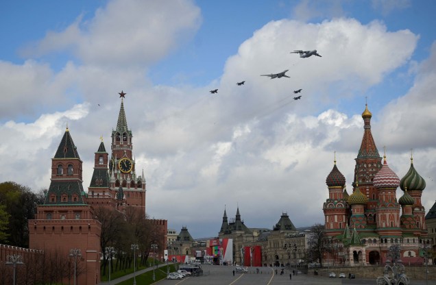 Os caças russos MiG-31bm, o avião bombardeiro estratégico Tupolev Tu-160 e o navio-tanque de reabastecimento aéreo Ilyushin Il-78 sobrevoam a Praça Vermelha em Moscou durante um ensaio para a Parada da Vitória da Segunda Guerra Mundial em 4 de maio de 2022. - A Rússia celebrará o 77º aniversário do 1945 vitória sobre a Alemanha nazista em 9 de maio.