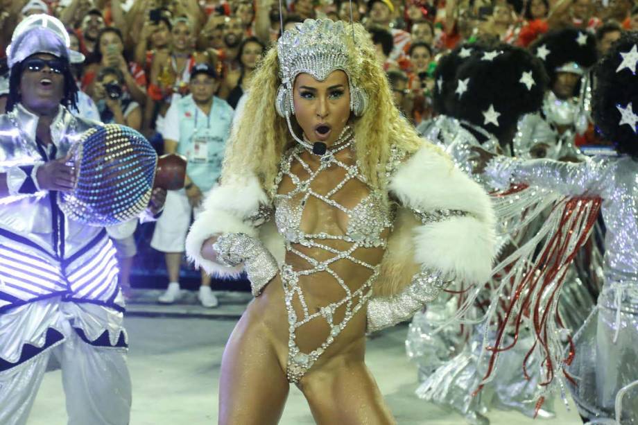 Sabrina Sato desfilando pela Unidos de Vila Isabel pelo Grupo Especial, na Marquês de Sapucaí, Sambódromo do Rio de Janeiro no Carnaval de 2017.