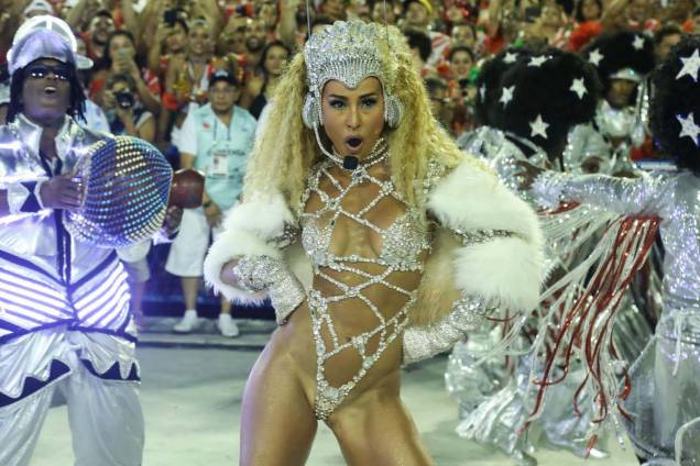 Sabrina Sato desfilando pela Unidos de Vila Isabel pelo Grupo Especial, na Marquês de Sapucaí, Sambódromo do Rio de Janeiro no Carnaval de 2017.