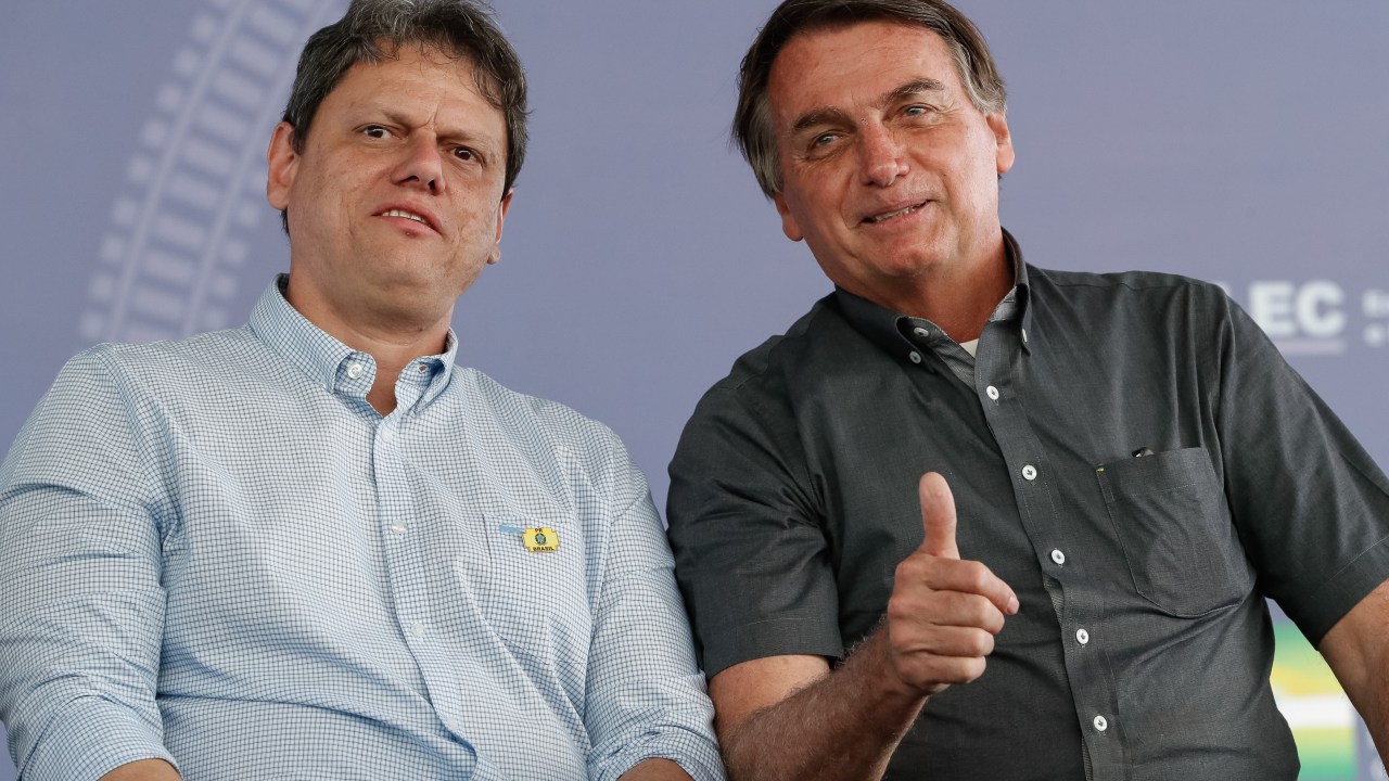 O presidente Jair Bolsonaro e seu então ministro da Infraestrutura, Tarcísio de Freitas -