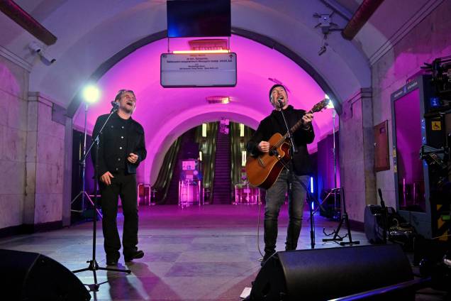 Bono (Paul David Hewson), cantor e compositor irlandês, ativista e vocalista da banda de rock U2, e o guitarrista David Howell Evans (R) aka 'The Edge', se apresentam na estação de metrô que é um abrigo antiaéreo, no centro da capital ucraniana de Kiev em 8 de maio de 2022. Bono (Paul David Hewson), cantor e compositor irlandês, ativista e vocalista da banda de rock U2, e o guitarrista David Howell Evans (R) aka 'The Edge', se apresentam na estação de metrô que é um abrigo antiaéreo, no centro da capital ucraniana de Kiev em 8 de maio de 2022.