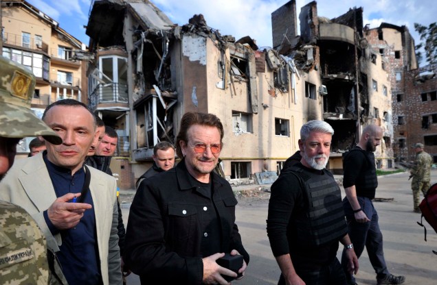 Bono (Paul David Hewson), ativista e líder da banda de rock irlandesa U2, em uma área residencial na cidade ucraniana de Irpin, próximo de Kiev, em 8 de maio de 2022.