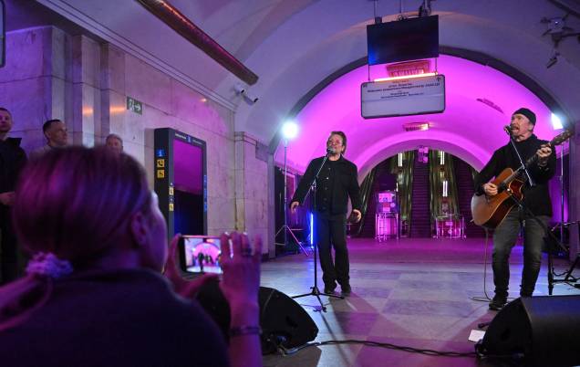 Bono (Paul David Hewson), cantor e compositor irlandês, ativista e vocalista da banda de rock U2, e o guitarrista David Howell Evans, 'The Edge', se apresentam na estação de metrô que é um abrigo antiaéreo, no centro da capital ucraniana de Kiev em 8 de maio de 2022.