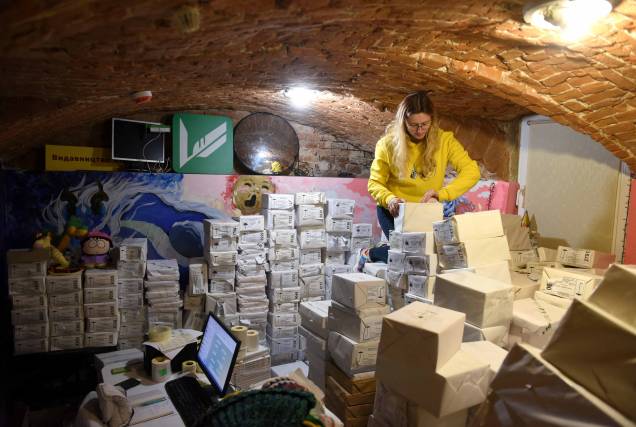 Romana Yaremyn mostra centenas de livros em um bunker de sua editora na cidade de Kharkiv, no leste da Ucrânia, para protegê-los dos constantes ataques russos.
