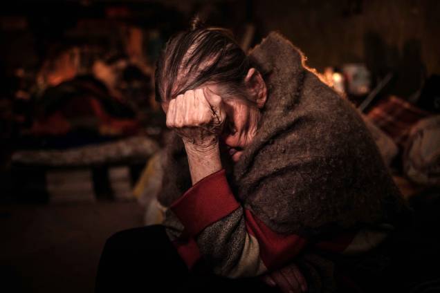 Klaudia Pushnir, 88, se refugia no porão de um apartamento durante explosões de morteiros em Severodonetsk, leste da Ucrânia, em 18 de maio de 2022.
