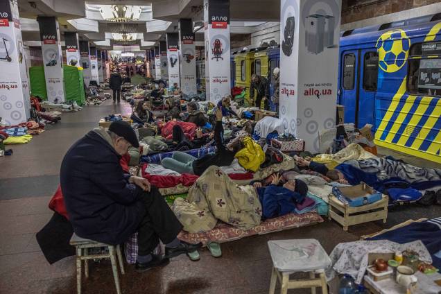 Ucranianos se abrigam dentro de uma estação de metrô usada como abrigo antiaéreo, enquanto o ataque da Rússia à Ucrânia continua, em Kharkiv, nordeste da Ucrânia.