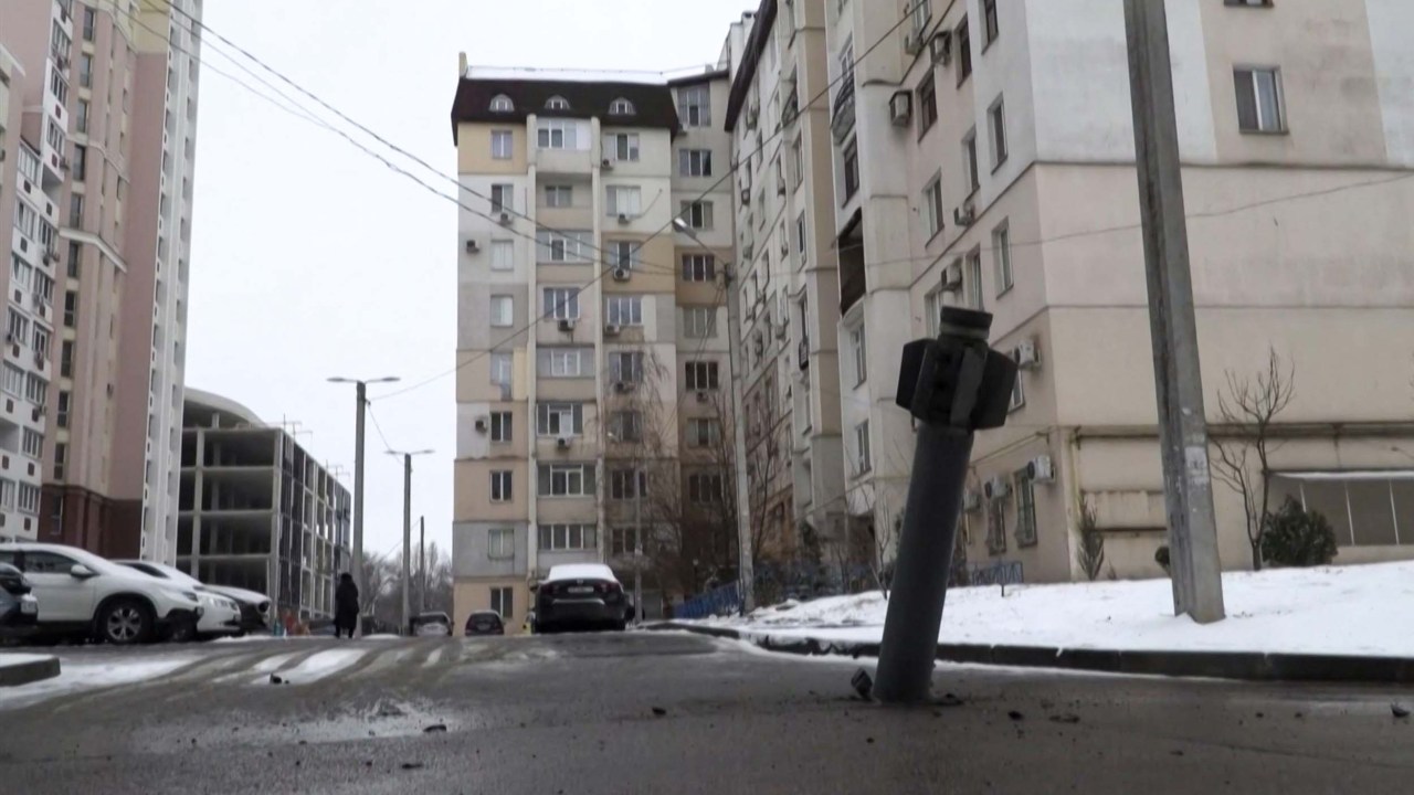 Esta captura de vídeo tirada de uma filmagem RFE / RL mostra a cauda de um míssil que atingiu uma área residencial da cidade de Kharkiv em 25 de fevereiro de 2022. - As forças ucranianas repeliram um ataque russo a Kiev, mas "grupos de sabotagem" se infiltraram na capital , disseram autoridades em 26 de fevereiro, quando a Ucrânia relatou 198 civis mortos na invasão da Rússia até agora. O desafiador presidente ucraniano Volodymyr Zelensky prometeu que seu país pró-ocidente nunca cederia ao Kremlin, mesmo quando a Rússia disse que disparou mísseis de cruzeiro contra alvos militares. (Foto por Radio Free Europe/Radio Liberty/AFP) / -----NOTA DOS EDITORES --- RESTRITO A USO EDITORIAL - CRÉDITO OBRIGATÓRIO "AFP PHOTO / RFL/RL" - SEM MARKETING - SEM CAMPANHAS PUBLICITÁRIAS - DISTRIBUÍDO COMO SERVIÇO PARA CLIENTES - SEM ARQUIVOS