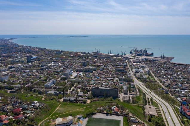 Uma vista aérea tirada em 30 de abril de 2022 mostra a cidade portuária de Berdyansk ao lado de Odessa, no mar de Azov.