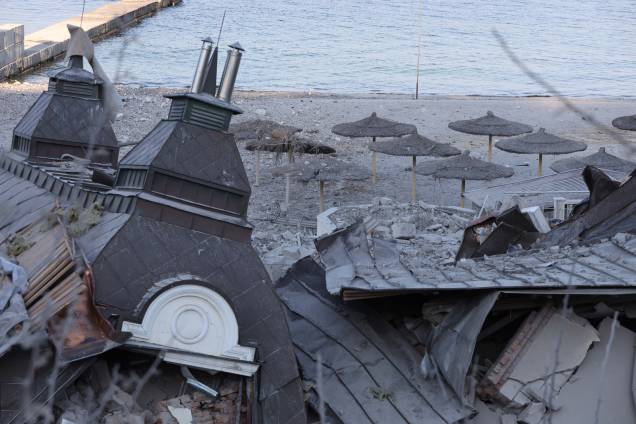 Foto tirada em 8 de maio de 2022, mostra um hotel de praia destruído na cidade ucraniana de Odessa, banhada pelo Mar de Azov, em meio à invasão russa da Ucrânia.