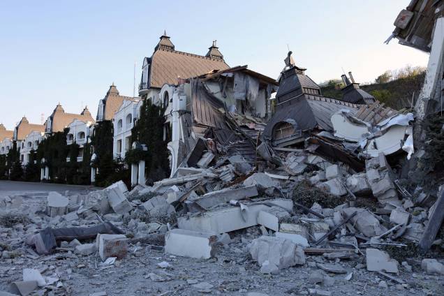 Foto de hotel de praia destruído na cidade ucraniana de Odessa, em meio à invasão russa da Ucrânia.